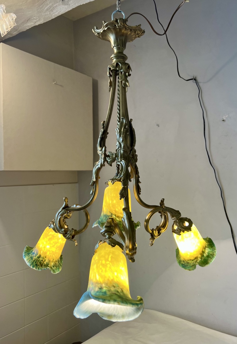 Lustre art nouveau en bronze doré et tulipes pâte de verre -photo-2