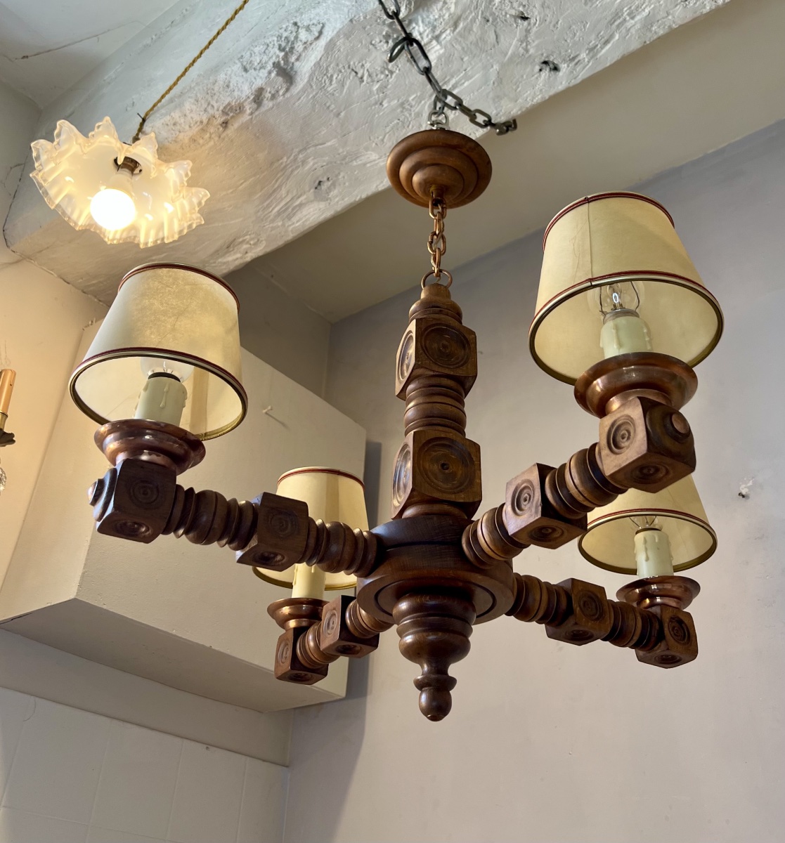 Dudouyt Reconstruction-era 4-light Wooden Chandelier 