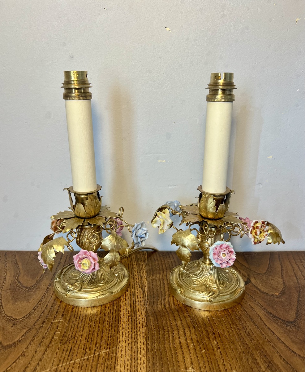 Paire de lampes bougeoirs à fleurs en porcelaine art nouveau 