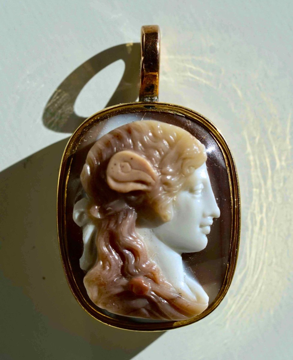 Pendentif or avec Camée sur agate : Psychée