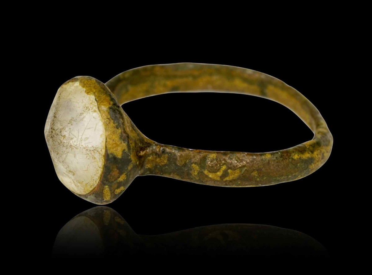 Bague Médiévale en bronze et pâte de verre 