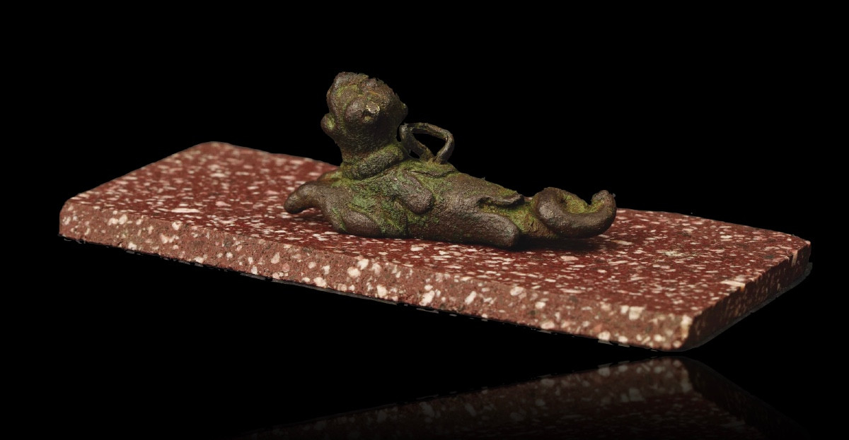 Bronze romain sur porphyre : panthère ou chimère