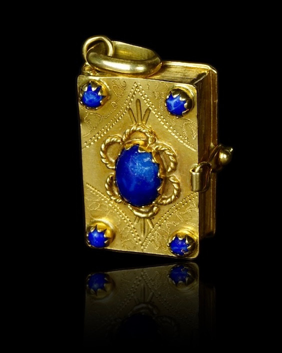 Pendentif livre en or et lapis-lazuli