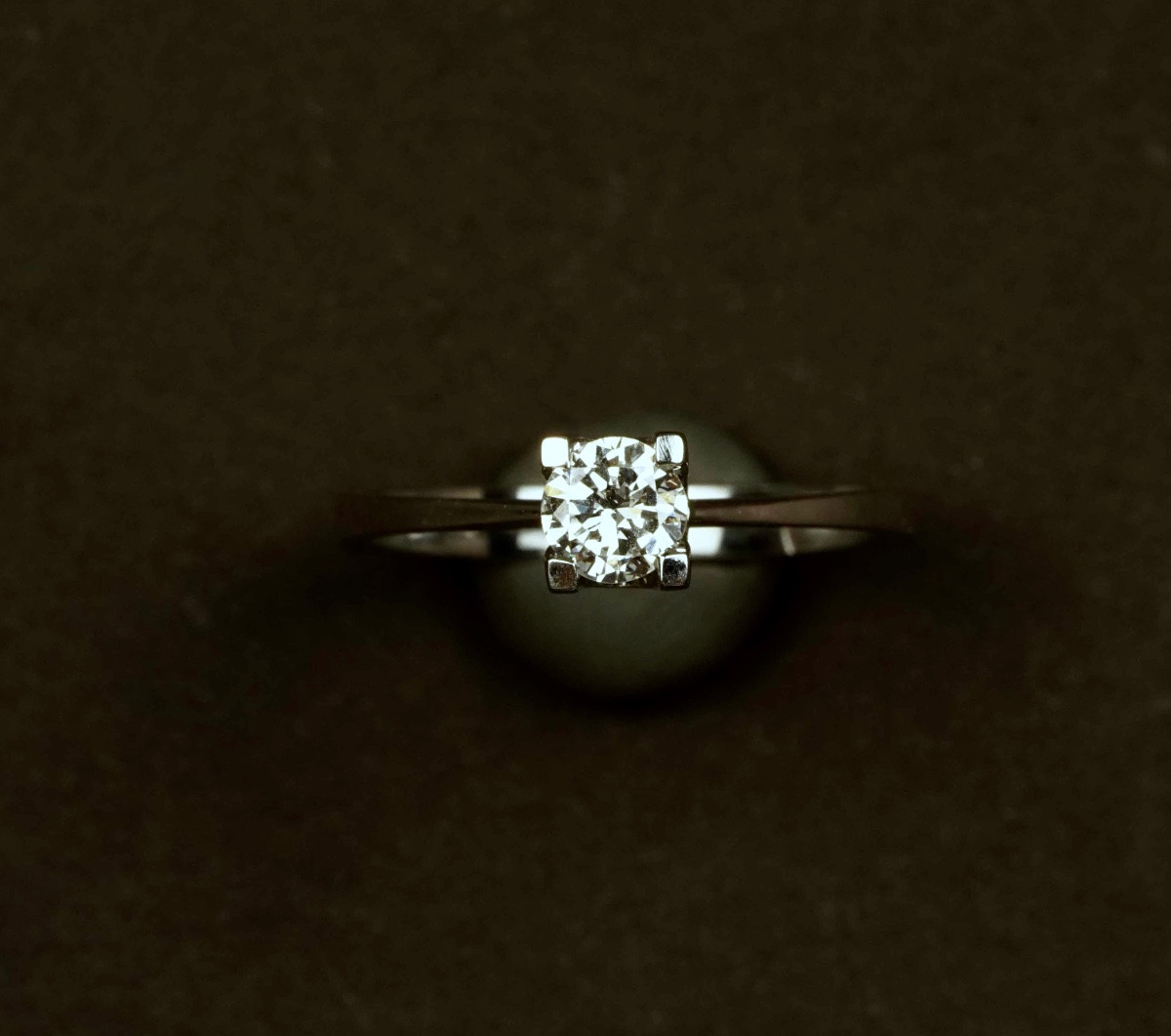 White Gold Solitaire Design Ring Adorned With A 0.33 Carat Vs1 Quality Diamond-photo-4