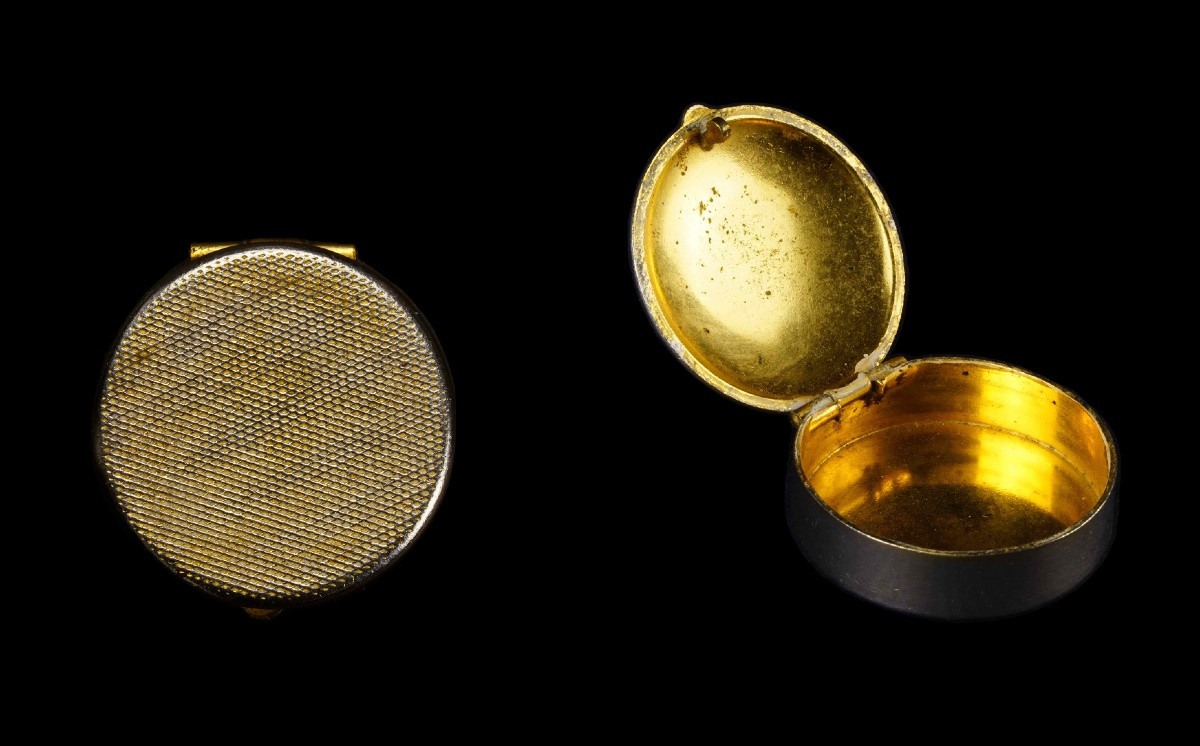 2 Boxes: Pillbox And Silver Lighter-photo-3