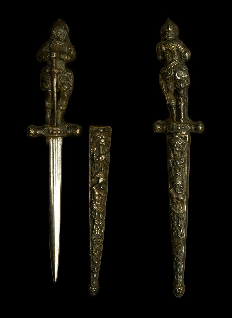 Dague romantique en bronze avec fourreau à décor de chevalier 