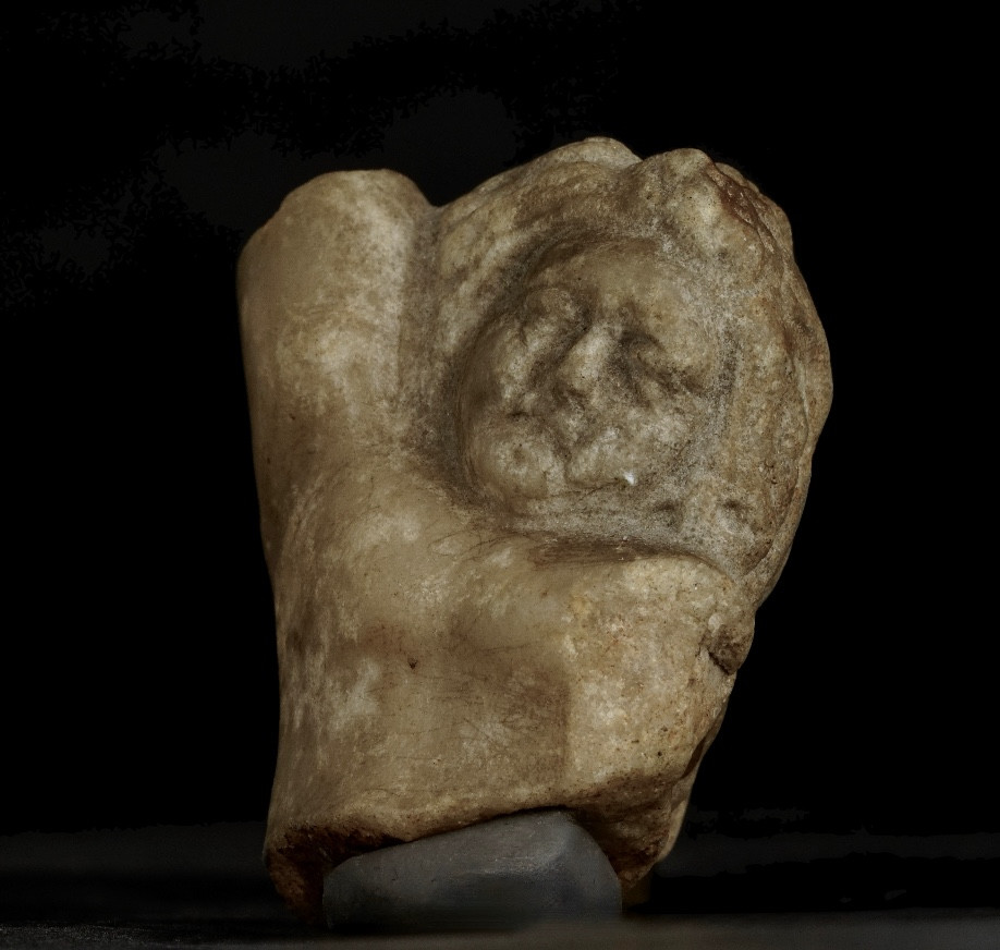 Petit buste d’Eros romain fragmentaire en marbre. 2e siècle. 