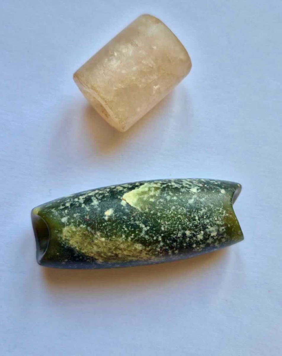 Set Of 2 Antique Beads: Serpentine And Rock Crystal - Antique Beads