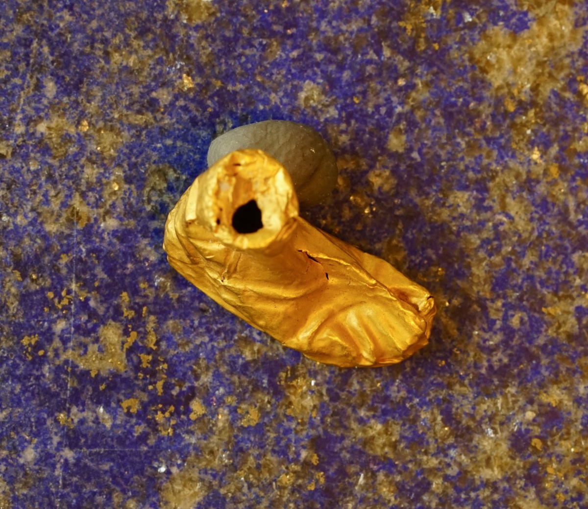 ÉGYPTE antique - Pied avec sandale en feuille d'or au repoussé-photo-2