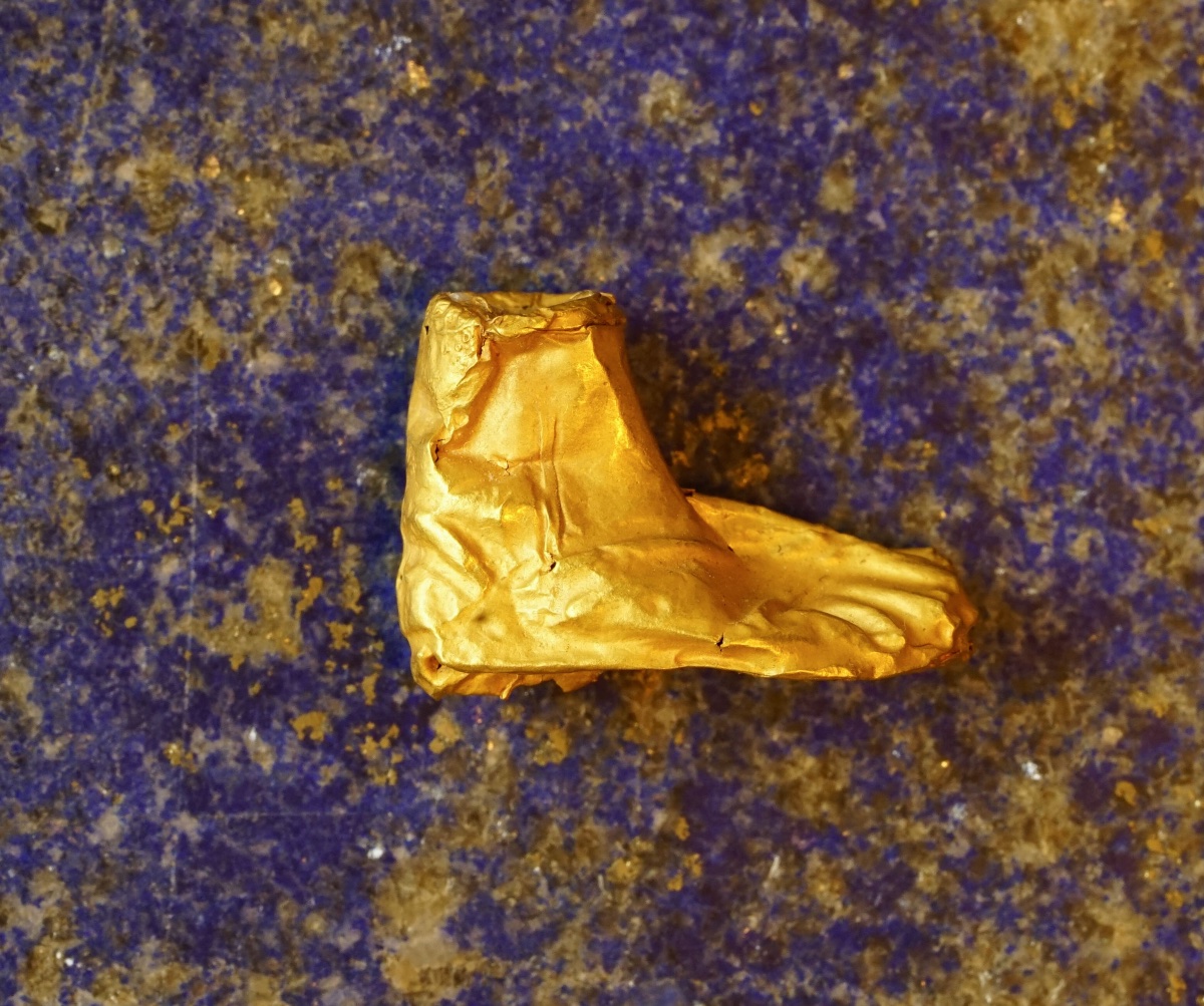 ÉGYPTE antique - Pied avec sandale en feuille d'or au repoussé
