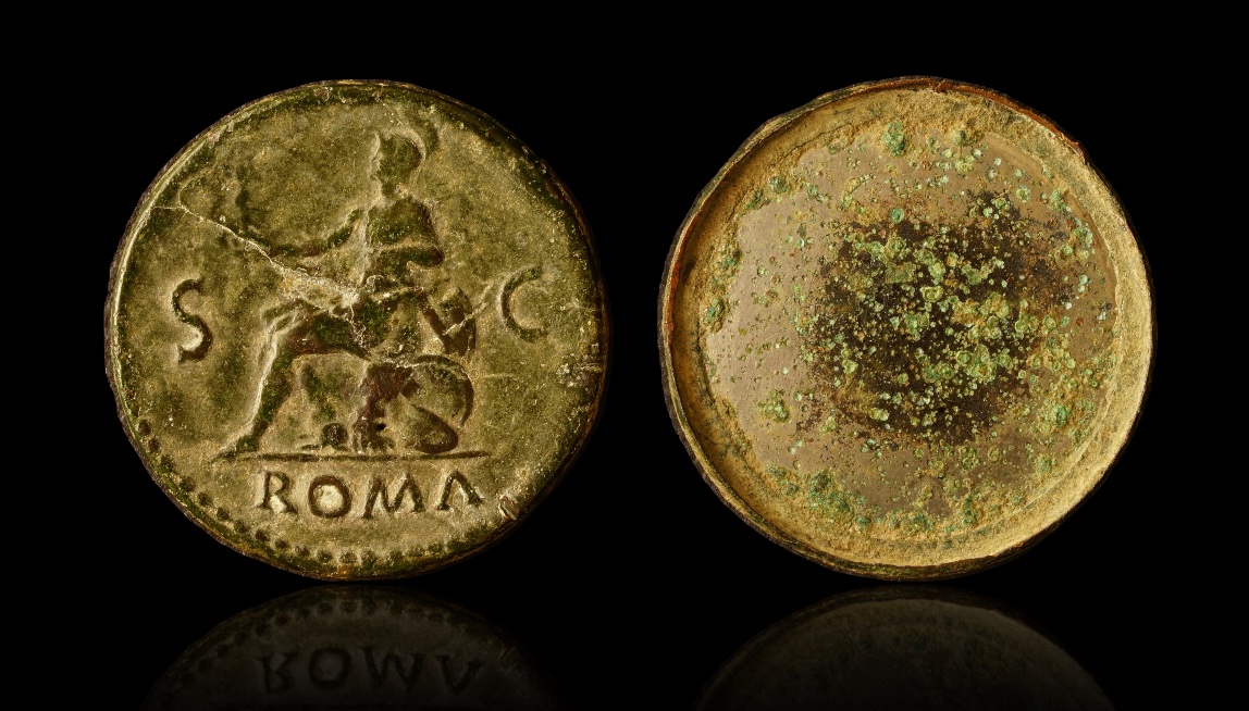 Miroir de Néron : sesterce et petit miroir romain