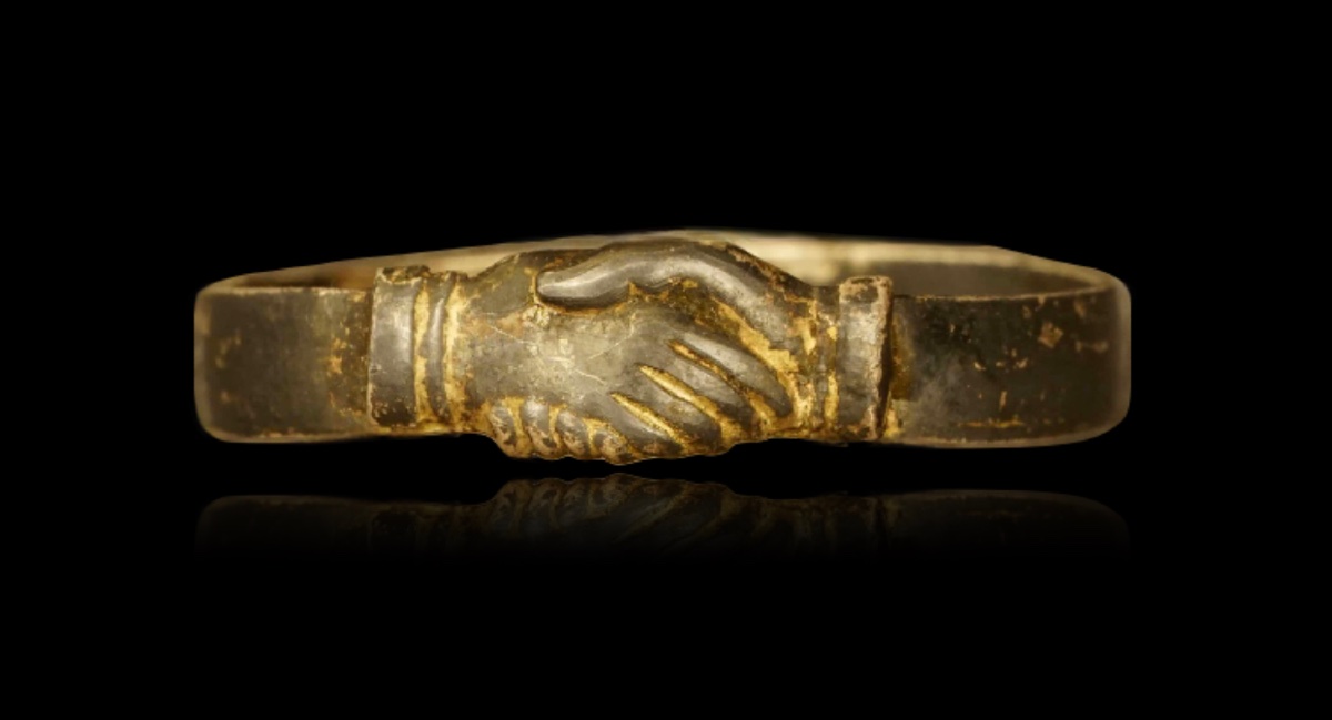 Silver "fede" Wedding Ring With A Setting Shaped Like Two Clasped Hands