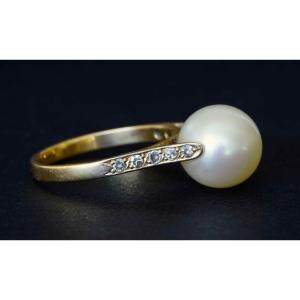 Gold Ring With A Beautiful Cultured Pearl And Small Diamonds