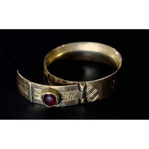 Curious And Rare Secret Ring In Chiseled Gold And Garnet