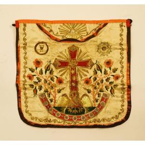 Franc-Maçonnerie :  tablier de Chevalier Rose-Croix en soie brodée au fil d'or