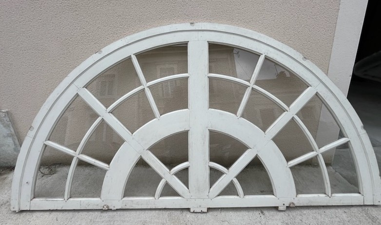 Imposte vitrée en demi-cercle provenant d'une orangeraie d'un manoir Périgourdin