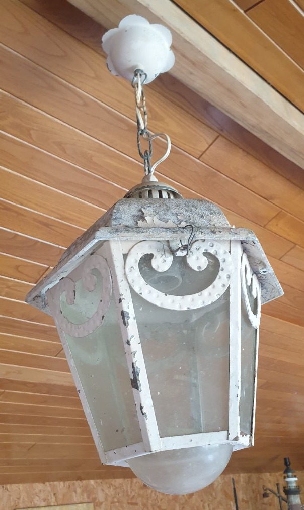 Lanterne à suspendre en métal et verre années 60 - peinture blanche craquelée