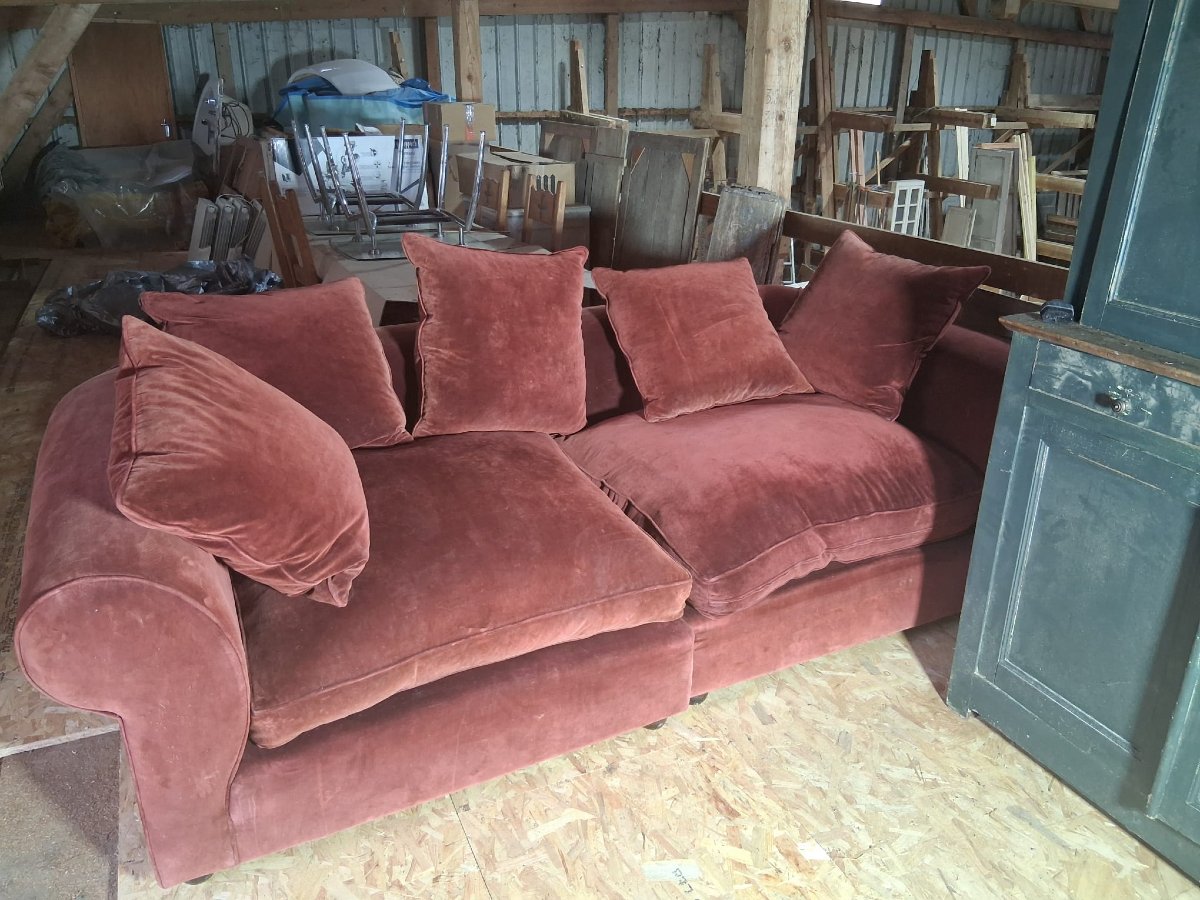 "wine-colored" Suede-like Chesterfield Sofa - 20th Century