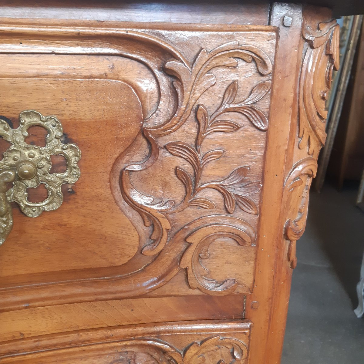 18th-century Lyonnais Walnut Chest Of Drawers -photo-3