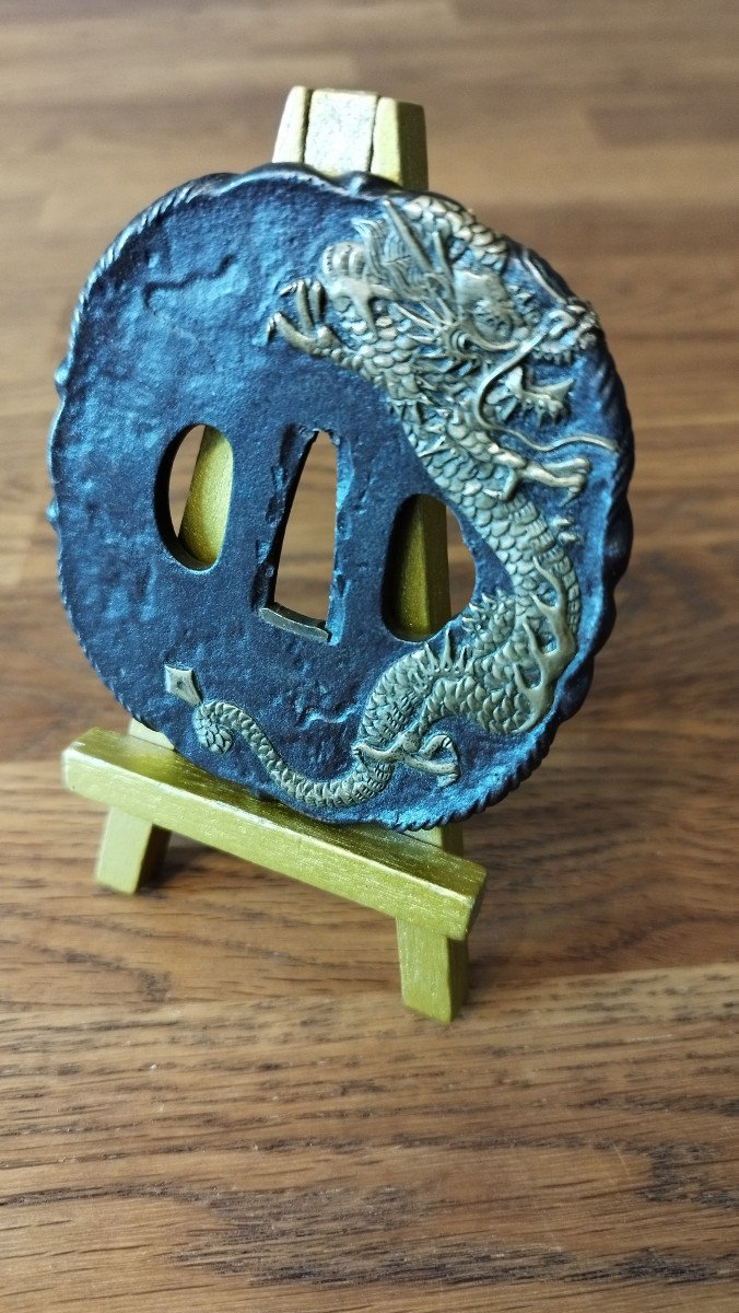 Superbe, Rare Et Ancienne Tsuba Dragon D’air, De Type Awa Gata, à Bordure Torsadée