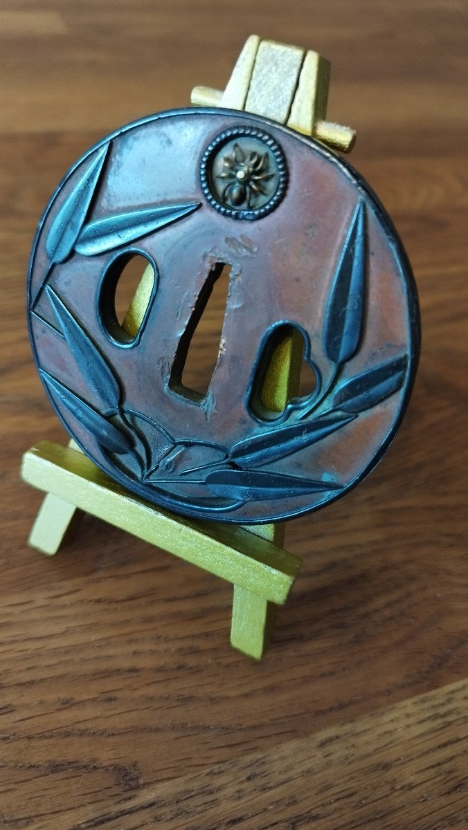 Pièce Unique, Tsuba Ancienne,  Feuilles De Bambou Et Une Araignée, En Cuivre Massif