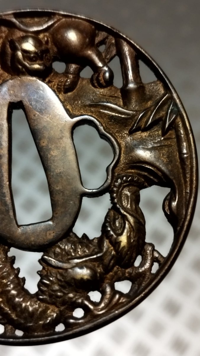 Tsuba en cuivre massif - Époque Meiji (Fin 19éme siècle) – Thème Ryuko et Ken - Mumei-photo-2