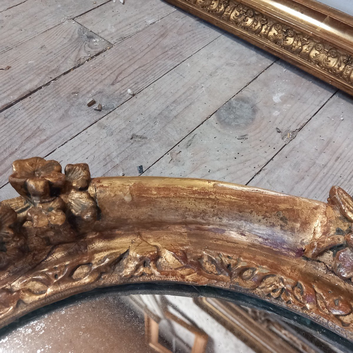 Oval Mirror In Golden Carved Wood-photo-3