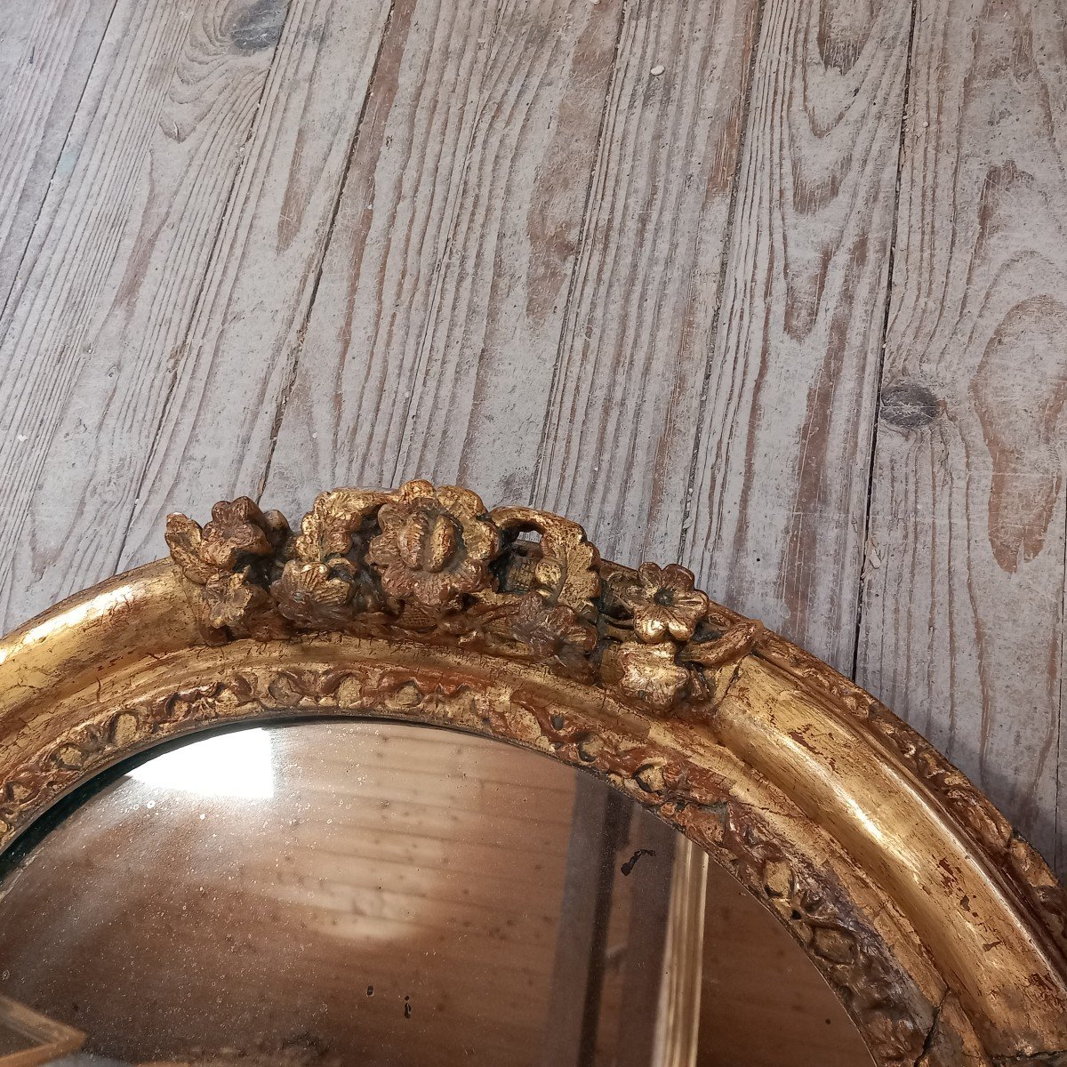 Oval Mirror In Golden Carved Wood-photo-4