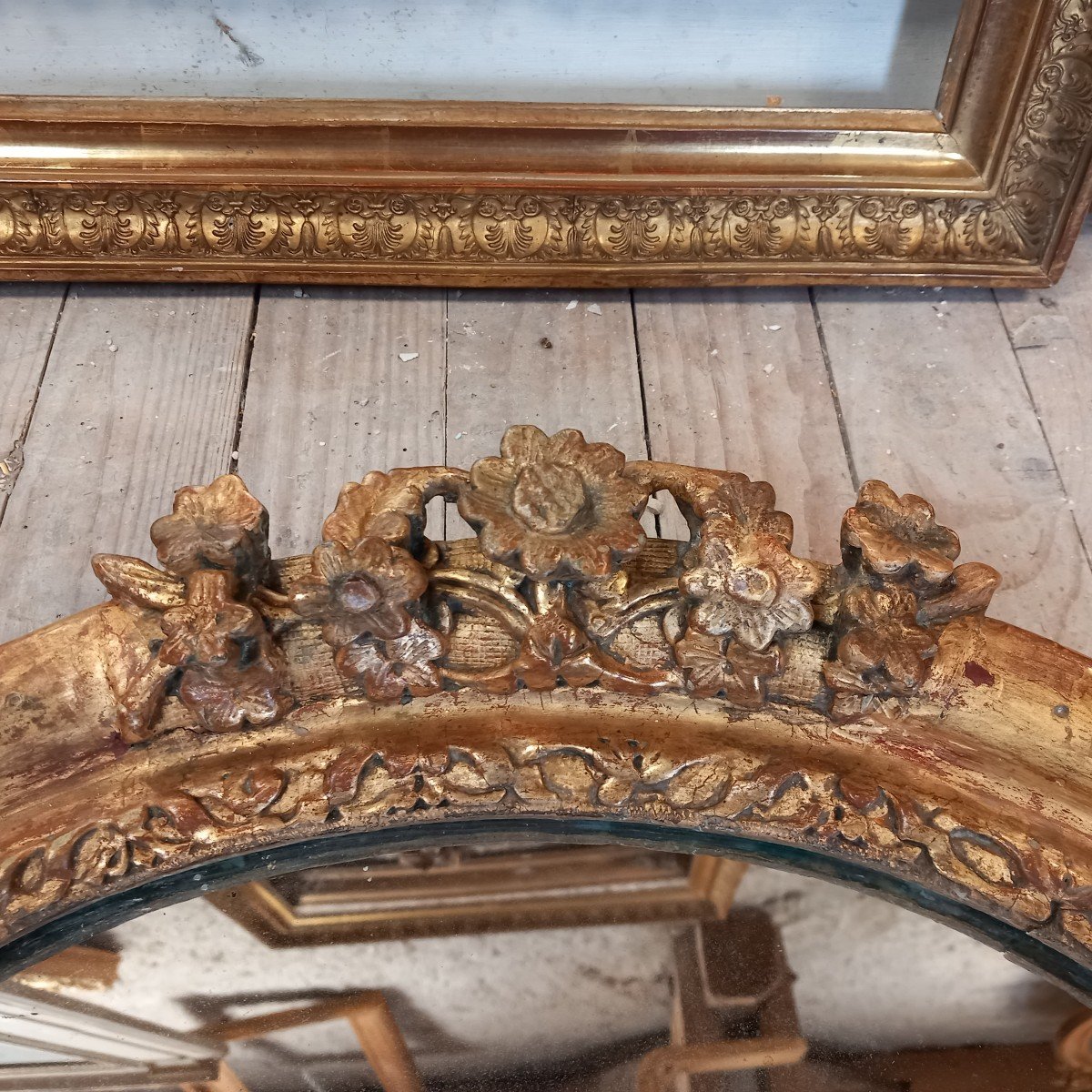 Oval Mirror In Golden Carved Wood-photo-4