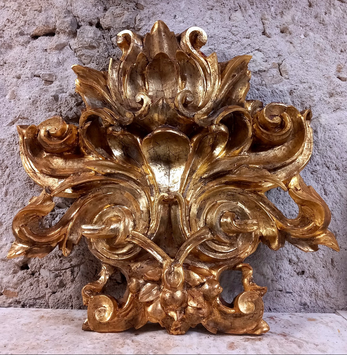 Grand ornement baroque monumental en bois sculpté doré à la feuille