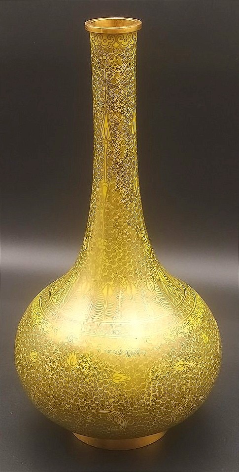 Vase bouteille à long col en émaux cloisonné XX ème
