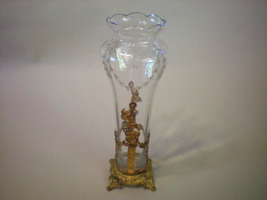 Vase à Bulbe En Verre Et Monture Bronze 