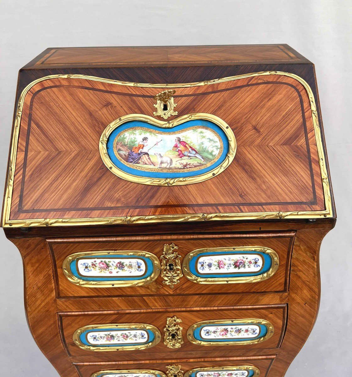 Pr&eacute;cieuse Petite Commode Scriban Louis XV En Marqueterie Et Plaques De Porcelaine-photo-4
