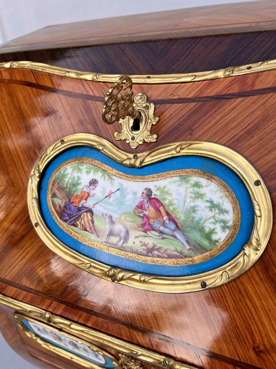 Pr&eacute;cieuse Petite Commode Scriban Louis XV En Marqueterie Et Plaques De Porcelaine-photo-5