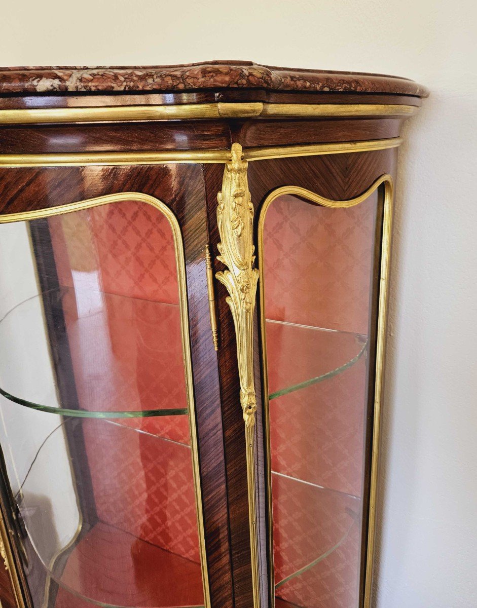 St Louis XV Curved Showcase In Marquetry And Gilt Bronze-photo-2