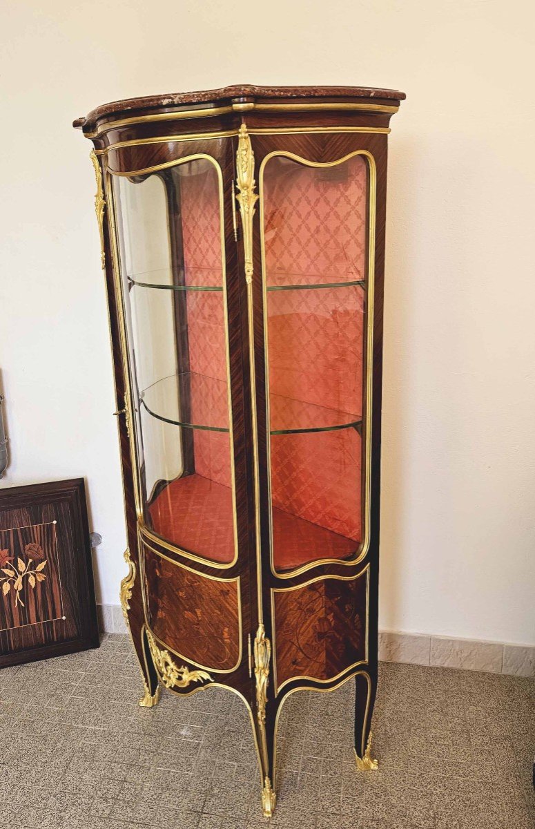 St Louis XV Curved Showcase In Marquetry And Gilt Bronze-photo-3