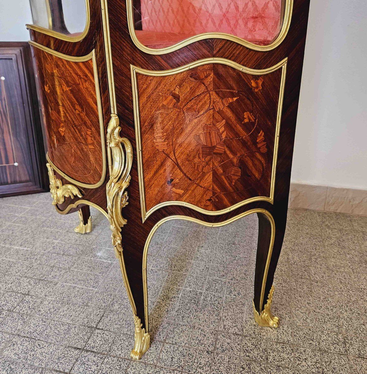 St Louis XV Curved Showcase In Marquetry And Gilt Bronze-photo-4