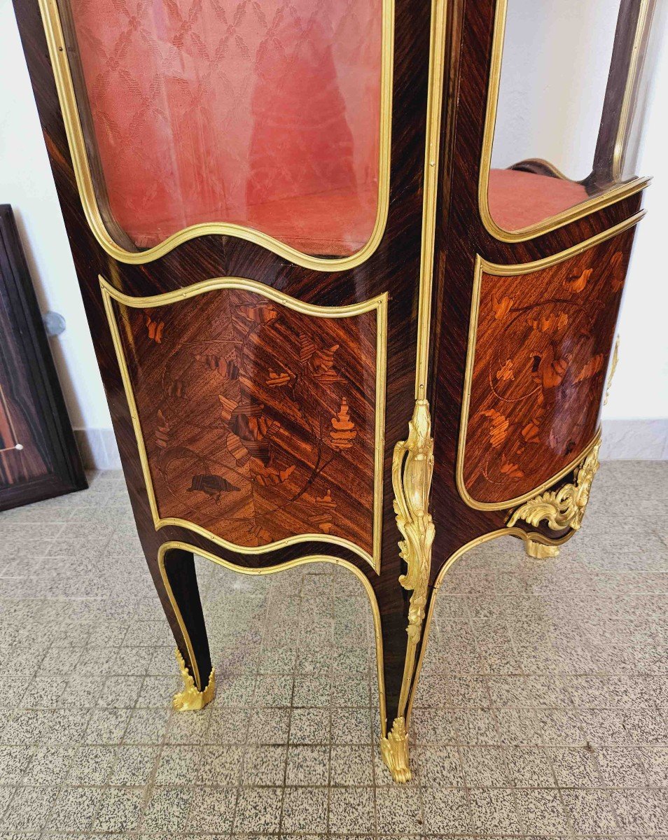 St Louis XV Curved Showcase In Marquetry And Gilt Bronze-photo-6