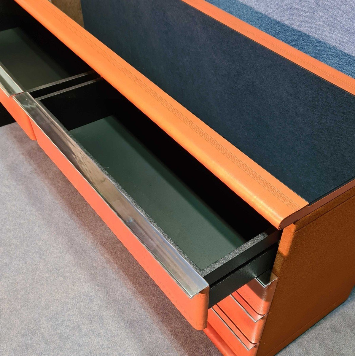 Commode Gainée De Cuir à Plateau En Opaline 70's-photo-8