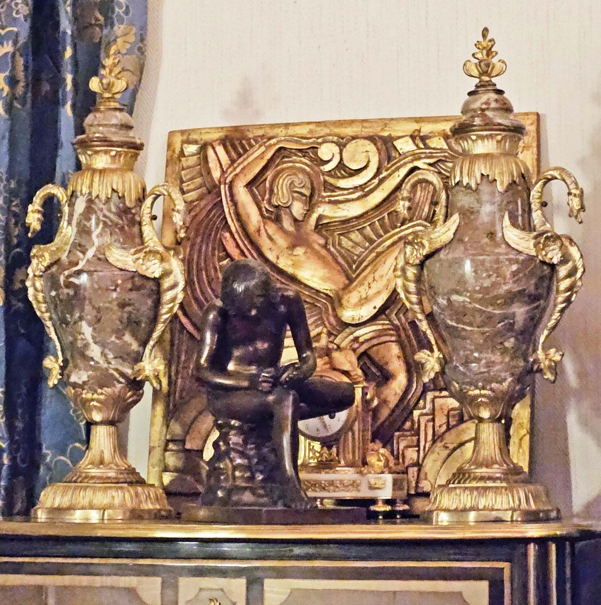 Grands Vases En Marbre Et Bronze Dor&eacute; aux dragons 62 cm