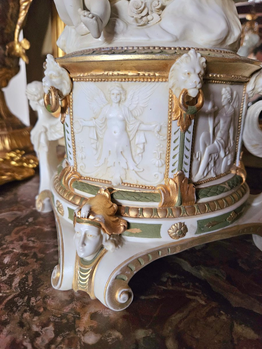 "Victoire" Groupe en biscuit de porcelaine XIXÈME -photo-1