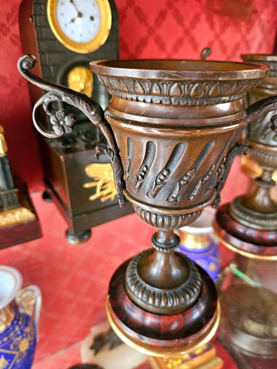 Paire de petits vases en bronze patiné et doré -photo-3