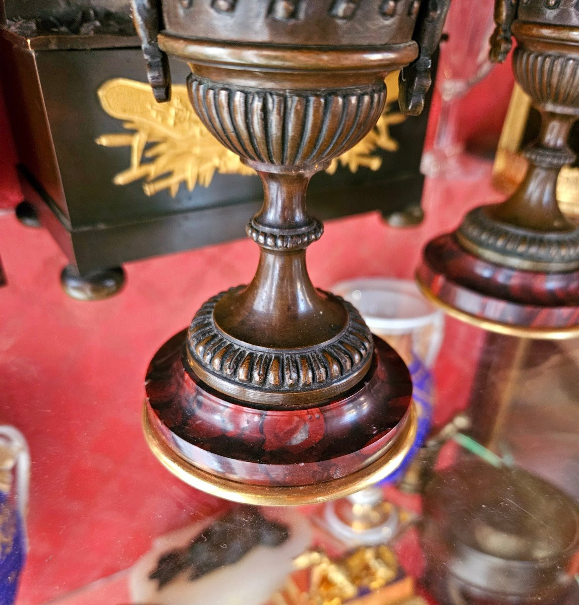 Paire de petits vases en bronze patiné et doré -photo-4
