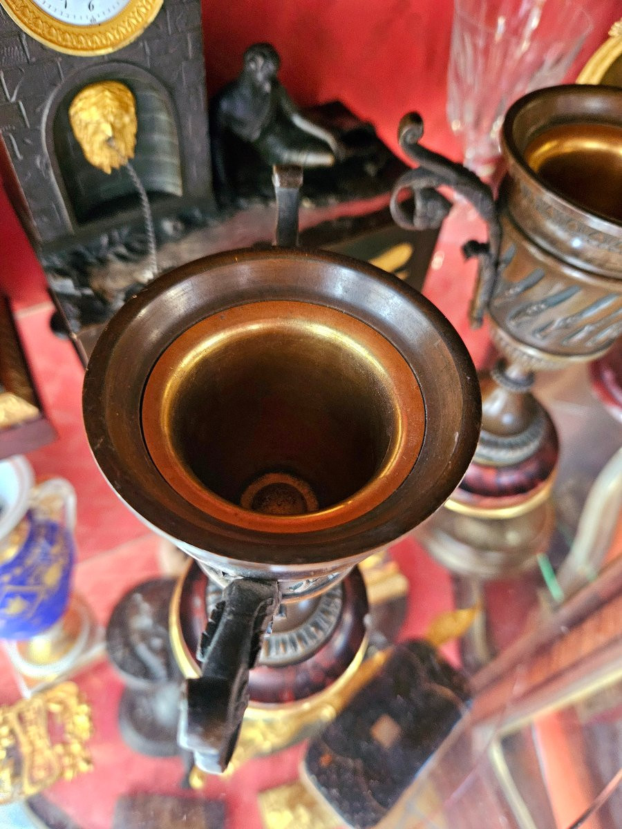 Paire de petits vases en bronze patiné et doré -photo-1