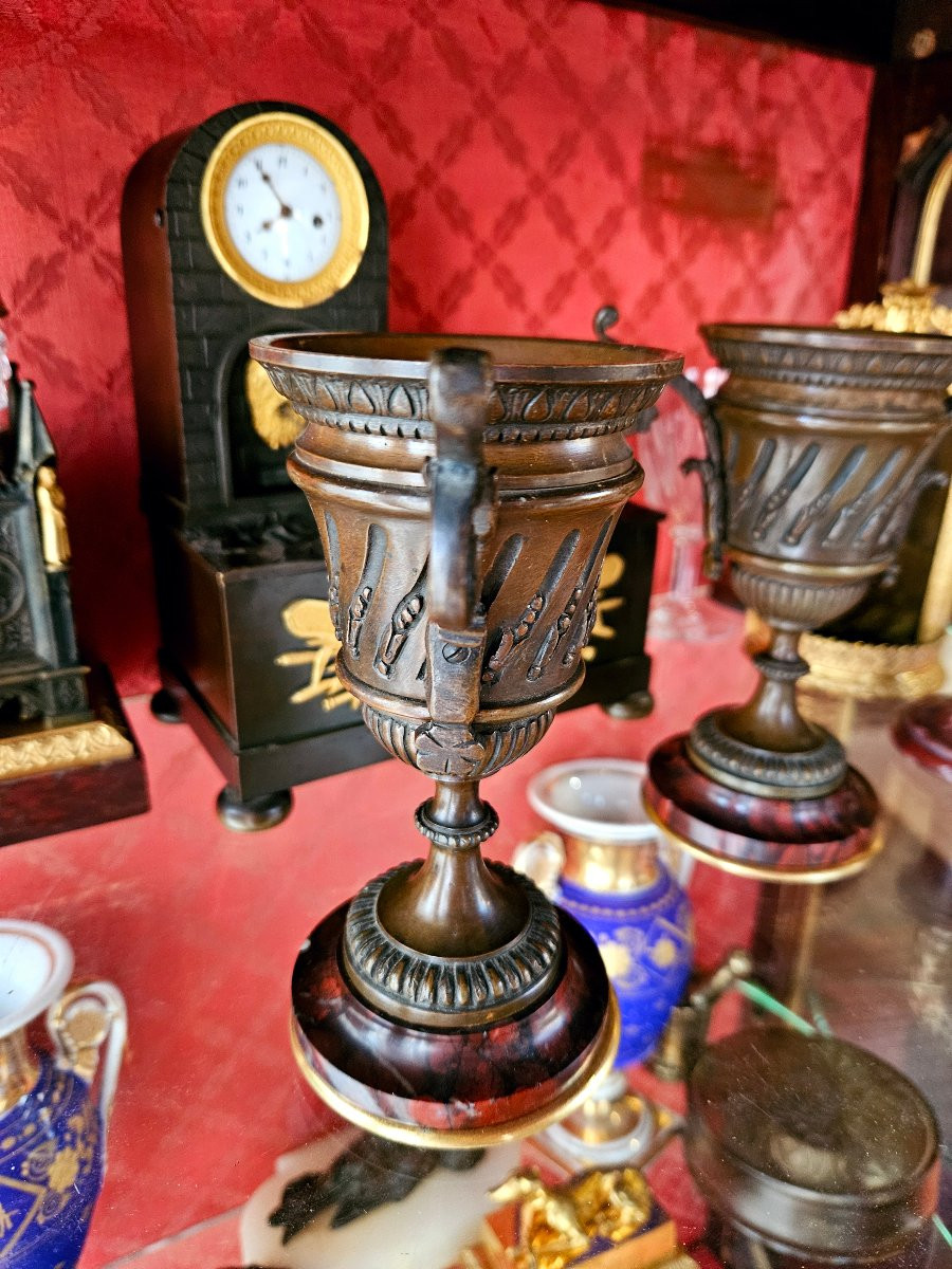 Paire de petits vases en bronze patiné et doré -photo-2