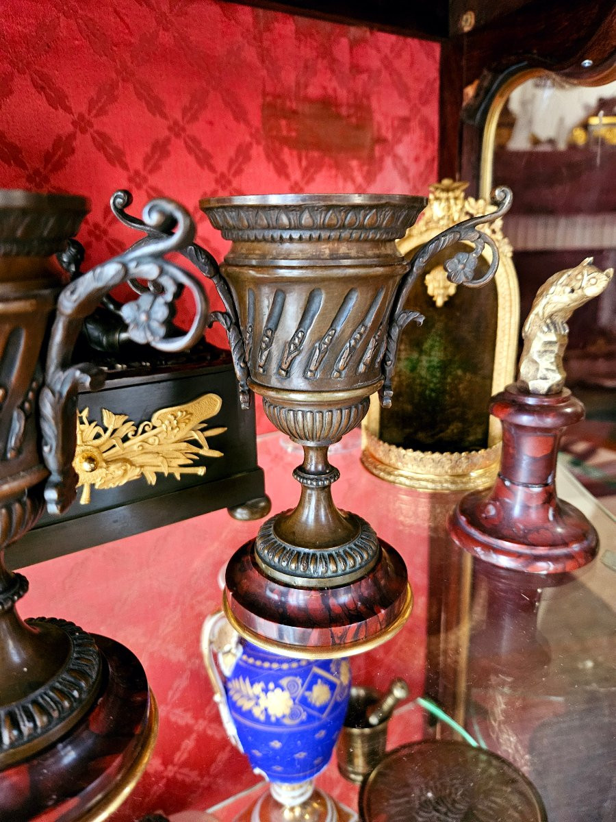 Paire de petits vases en bronze patiné et doré -photo-6
