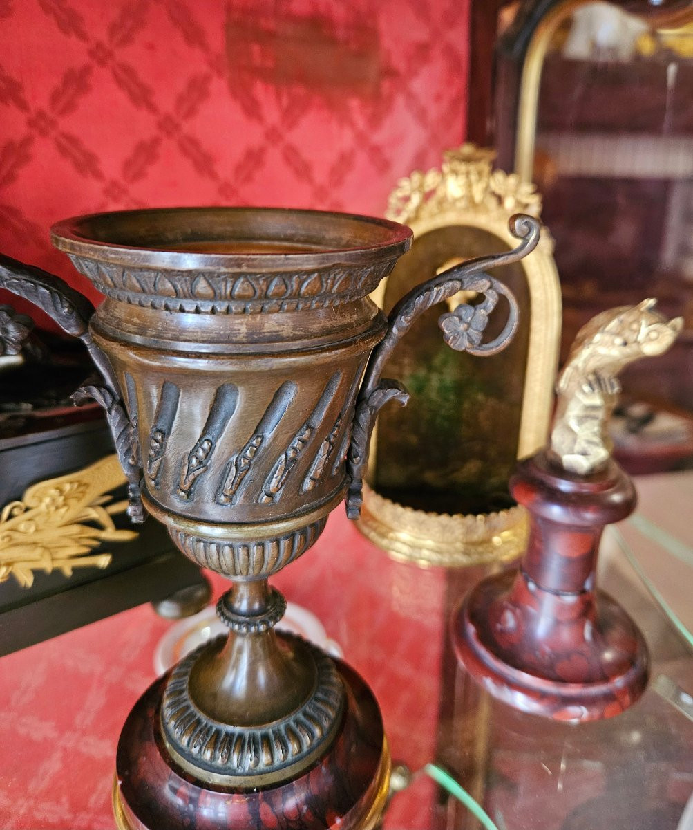 Paire de petits vases en bronze patiné et doré -photo-7
