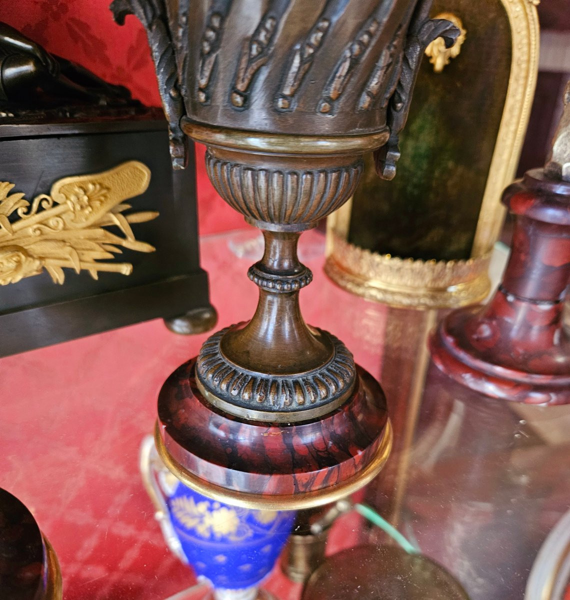Paire de petits vases en bronze patiné et doré -photo-8