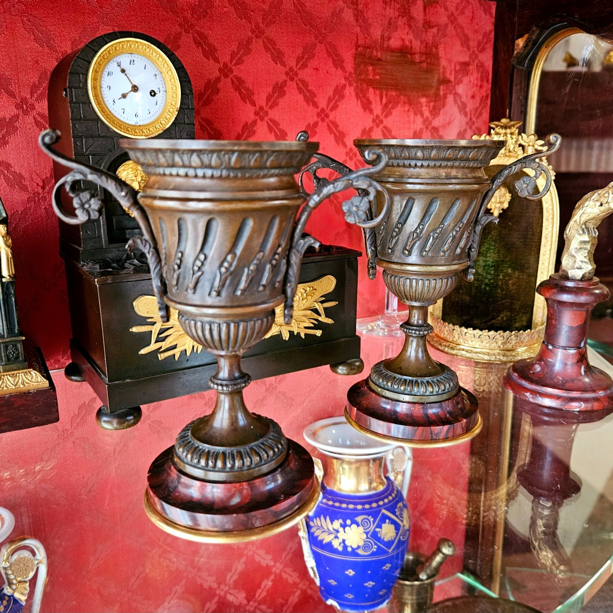 Paire de petits vases en bronze patiné et doré 