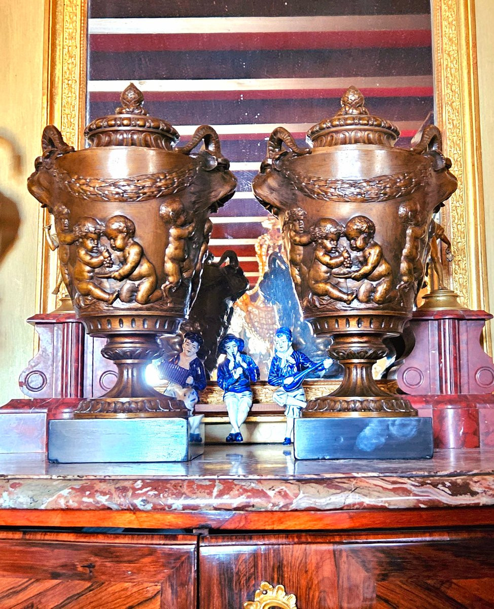 Paire de vases couverts en bronze patiné d'après Clodion (1738-1814)-photo-2